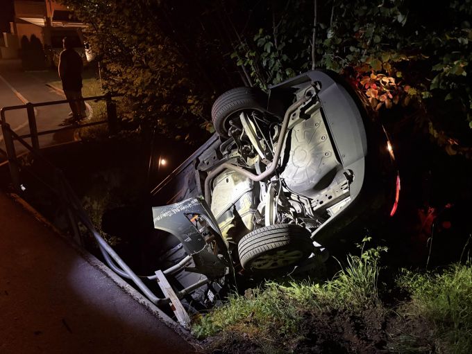 Der Fahrer konnte das Fahrzeug selbstständig verlassen. Sachschaden