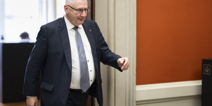 Nationalrat Andreas Glarner (SVP-AG) begibt sich zum Aufzug nach seiner Anhörung vor der Immunitätskommission des Nationalrates (IK-N), am Freitag, 2. Mai 2025, im Bundeshaus in Bern. Andreas Glarner