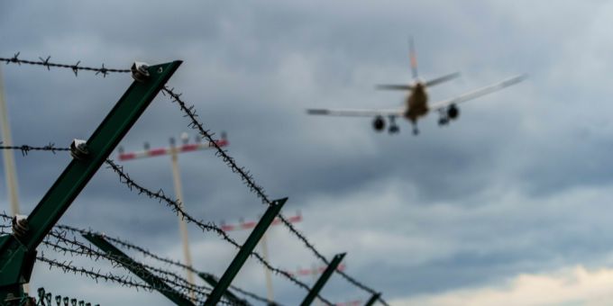 In ein Flugzeug würde der verurteilte Terror-Helfer nur steigen, wenn er eine saftige Entschädigung bekommt. (Symbolbild) Flugzeug Stacheldraht
