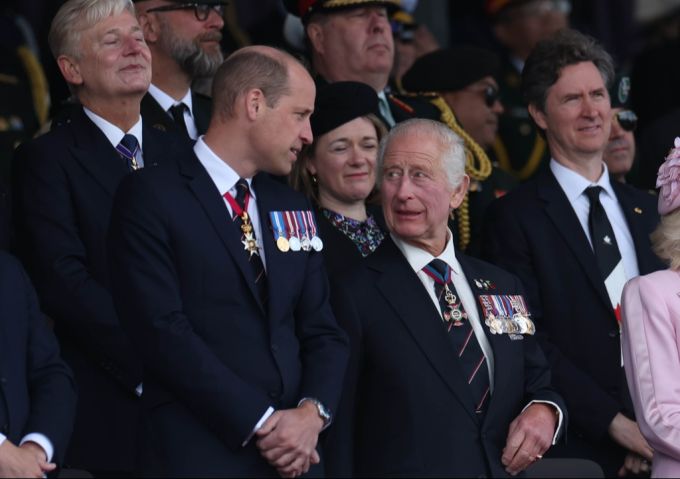 Anders als sein Vater König Charles II. will sich Prinz William (l.) gegen Meghan wehren. Prinz William