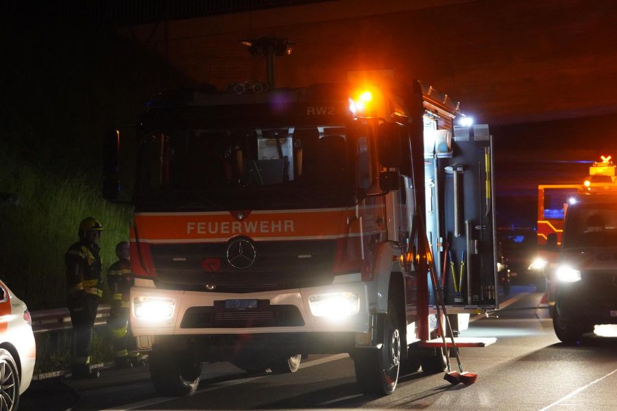 Ein 27-jähriger Autofahrer, unterwegs in Richtung Zürich, geriet in einer leichten Rechtskurve nach der Einfahrt Mühlehorn auf die Gegenfahrbahn und kollidierte frontal mit einem entgegenkommenden Fahrzeug.