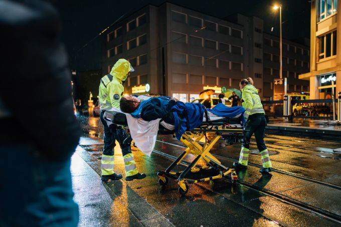 Rettungssanitäterinnen und Rettungssanitäter sorgen sich bei Eintreffen um den Wärmeerhalt. (Symbolbild) Notfall