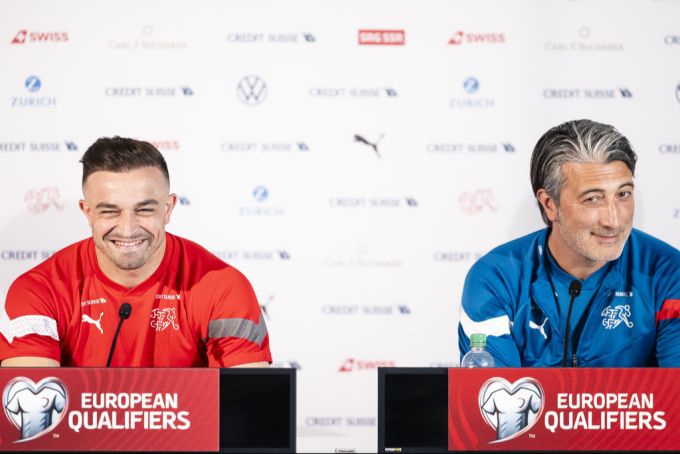 Xherdan Shaqiri und Murat Yakin bei einem Pressetermin zu gemeinsamen Nati-Zeiten. Xherdan Shaqiri