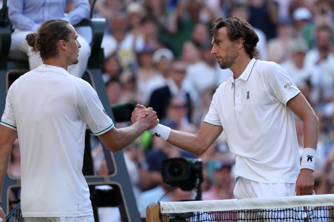 Alexander Zverev muss Arthur Rinderknech zum Sieg gratulieren. alexander zverev