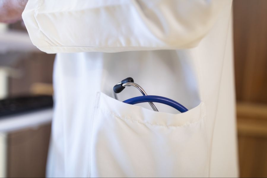 Der 76-jährige Arzt erlitt eine Kopfwunde und eine Hirnblutung. (Symbolbild)