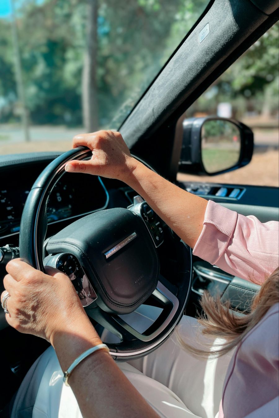 Das Astra warnt: Auf der Autobahn ist es trotz Stau schneller. (Symbolbild)