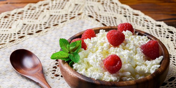 Hüttenkäse mit Himbeeren