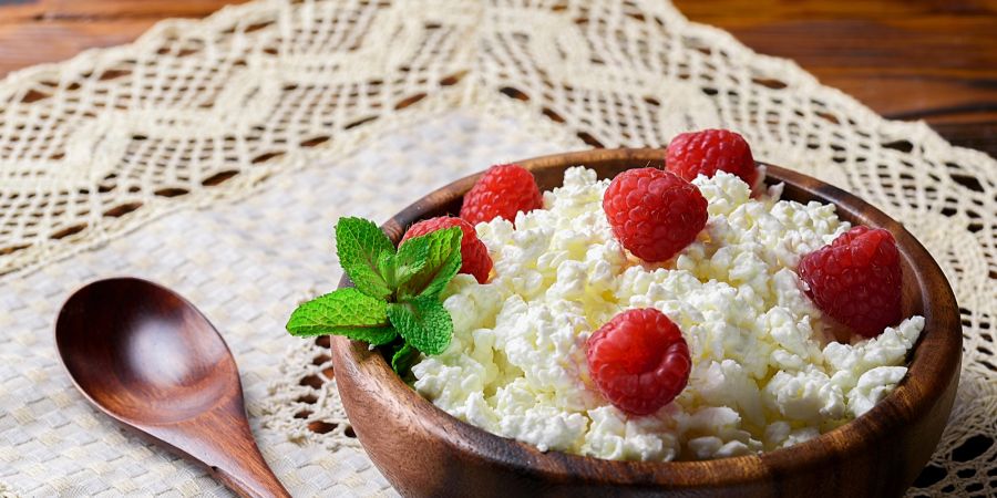 Hüttenkäse mit Himbeeren