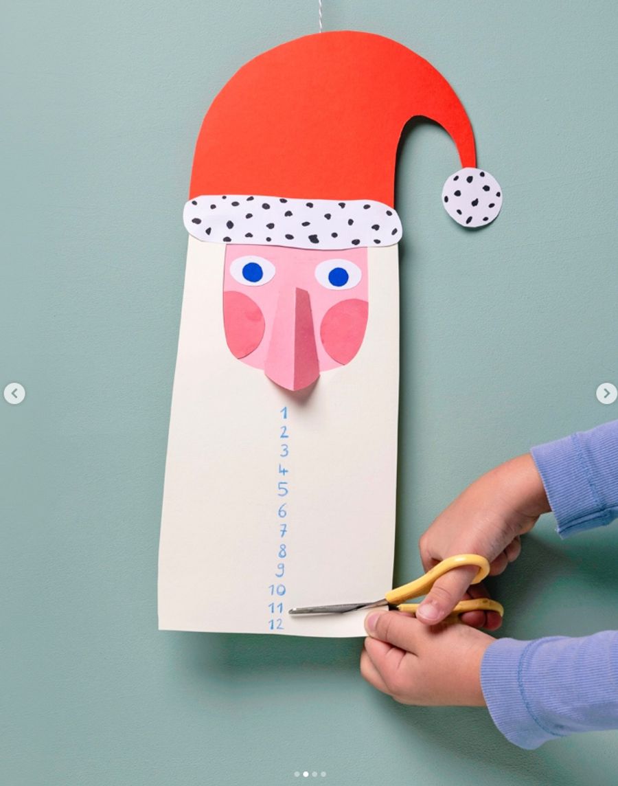 Bei einem solchen schneiden Kinder einem Papierwichtel jeden Tag ein Stück Bart ab.