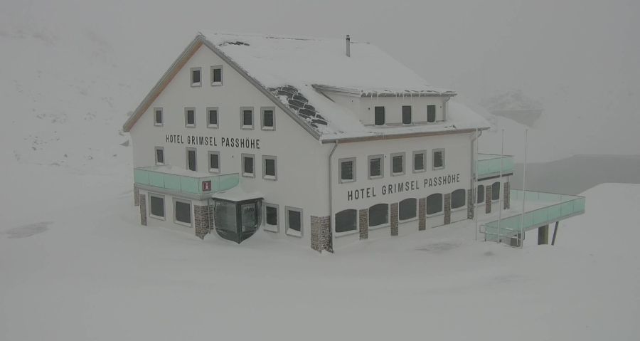 Das Hotel Grimsel Passhöhe zeigt sich in Weiss – der Pass ist für den Verkehr gesperrt.