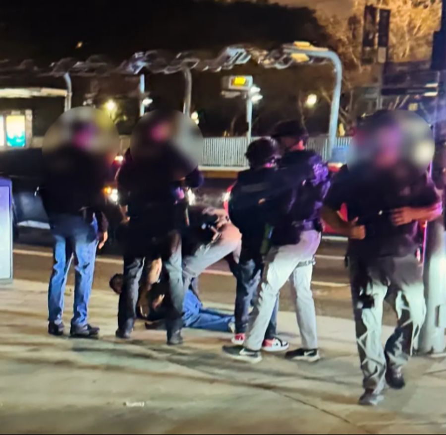 Hier wird Rob Reiners Sohn Nick von der Polizei verhaftet.