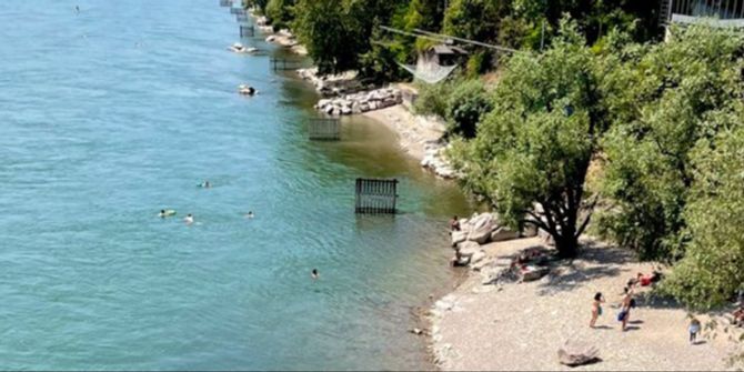Basel Rheinufer Badeabschnitt Frauen