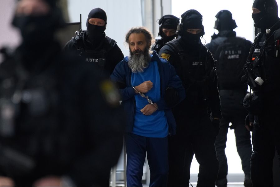 Der angeklagte Taleb A. wird in Handschellen ins Gerichtsgebäude des Landgerichts Magdeburg geführt.