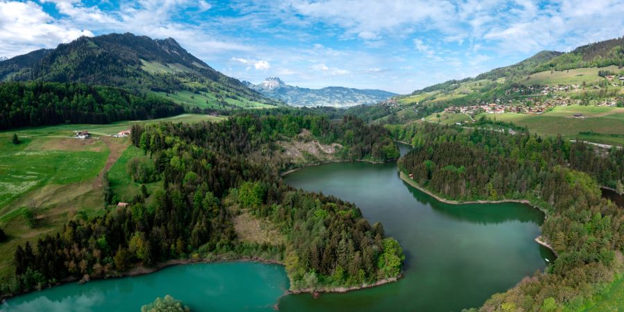 Diese malerische Wanderung um den künstlich angelegten Lac de Montsalvens ist ein absolutes Muss im Herbst.