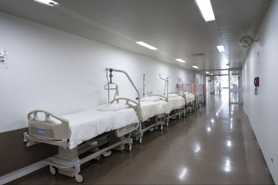 Der Mann begab sich nach drei Monaten mit Verdacht auf eine Vergiftung ins Spital. (Symbolbild)