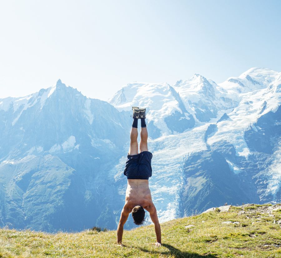 Mann Handstand Berge Longevity