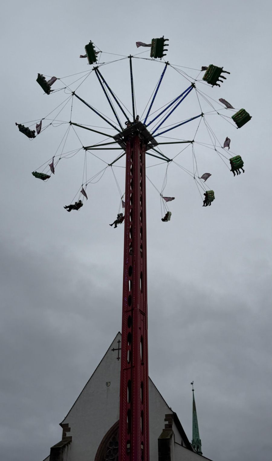 Das Karussell «Sky Swing» ist etwa 40 Meter hoch.