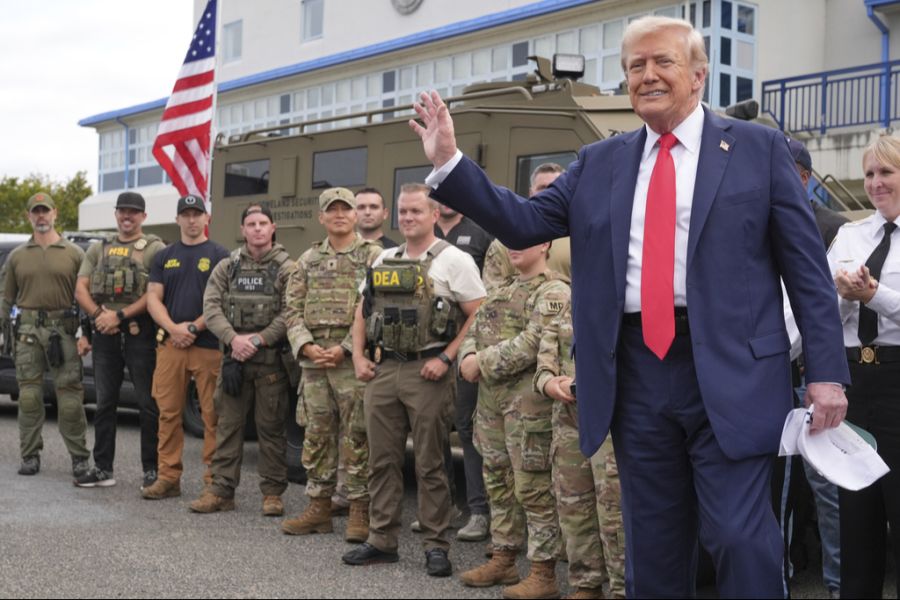 Donald Trump hat betont, dass die Militärangehörigen aber ihren Lohn erhalten sollen.