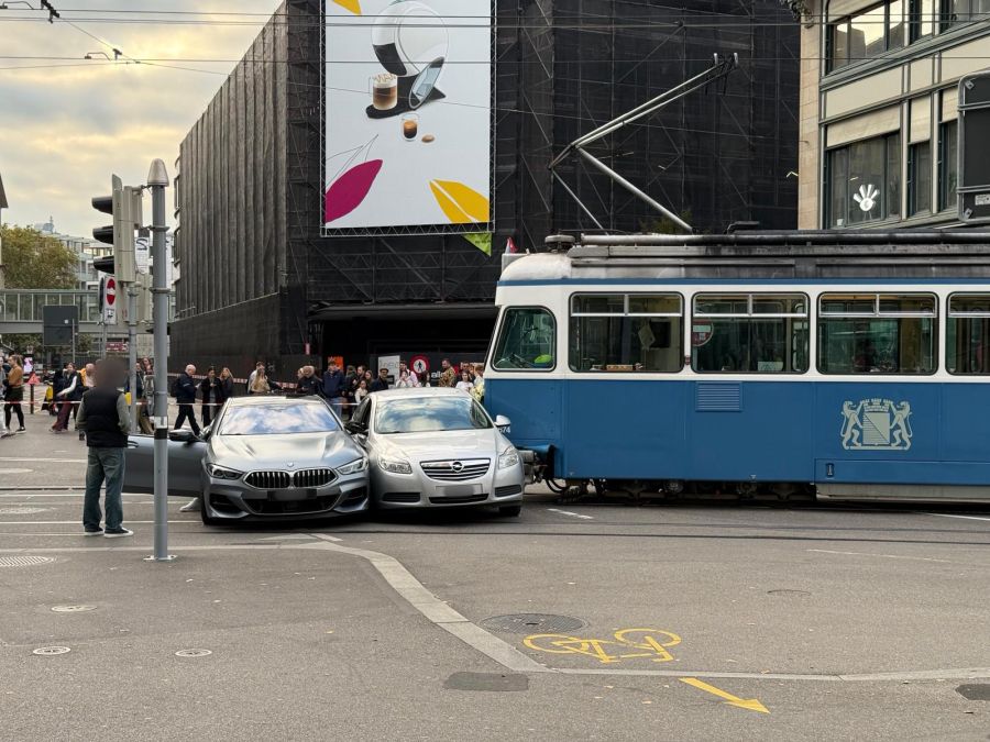 Ein Zürcher Tram ist während einer Extrafahrt verunfallt.