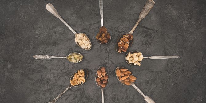nüsse auf löffeln