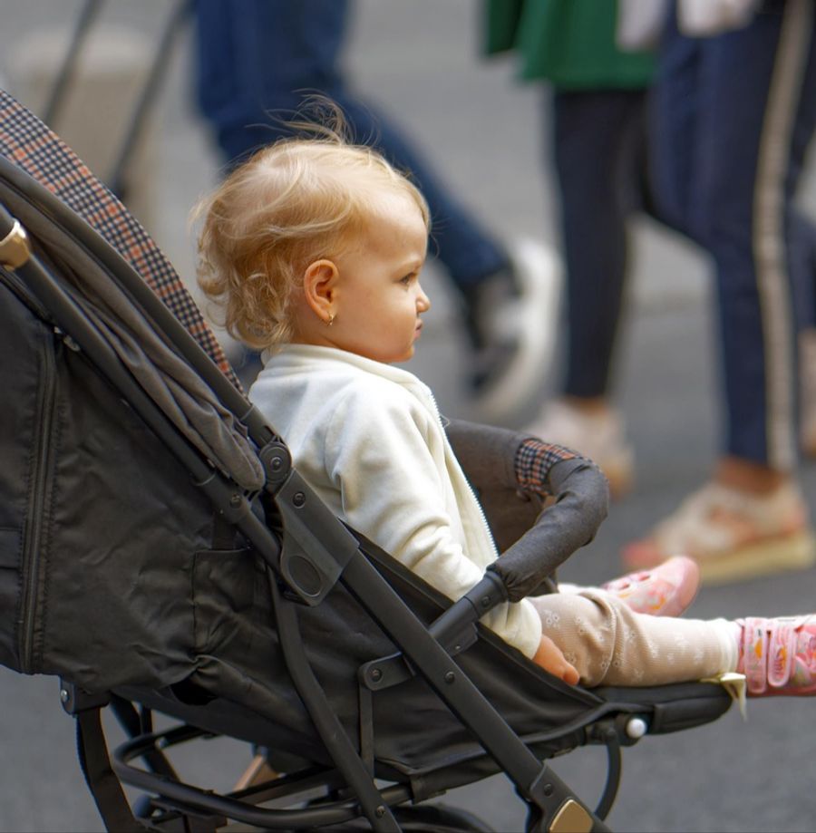 «Es ist fahrlässig, mit Kinderwagen in grosse Menschenansammlungen zu gehen», findet ein User.