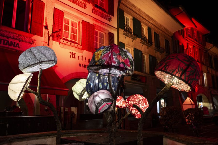 Beleuchtete Altstadt und Lampen am Murten Lichtfestival. (Archiv)