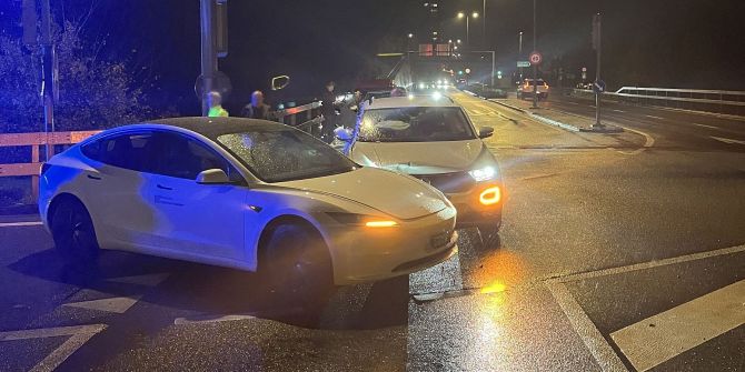 Muttenz BL: Unfall zwischen zwei Personenwagen wegen Missachten