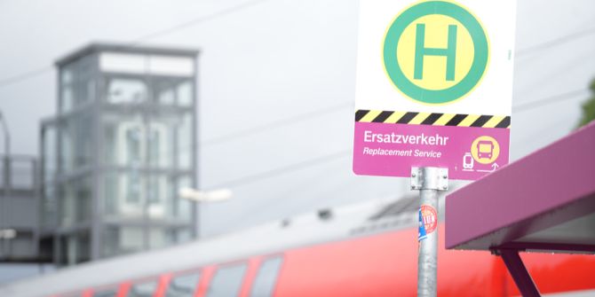 Schild Schienen-Ersatzverkehr