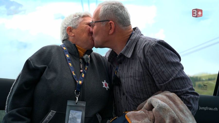 Schmatz! Röbi versüsst Gabi die Gondelfahrt.