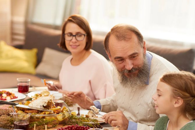 Familie beim Essen am Tisch, Frau, Grossvater, Tochter