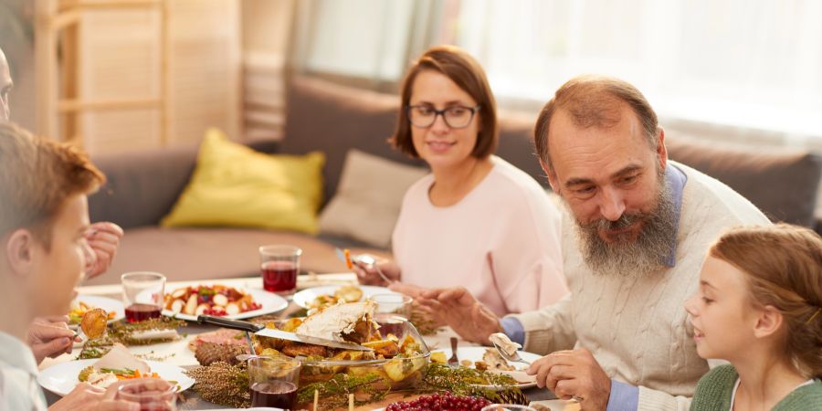 Familie beim Essen am Tisch, Frau, Grossvater, Tochter
