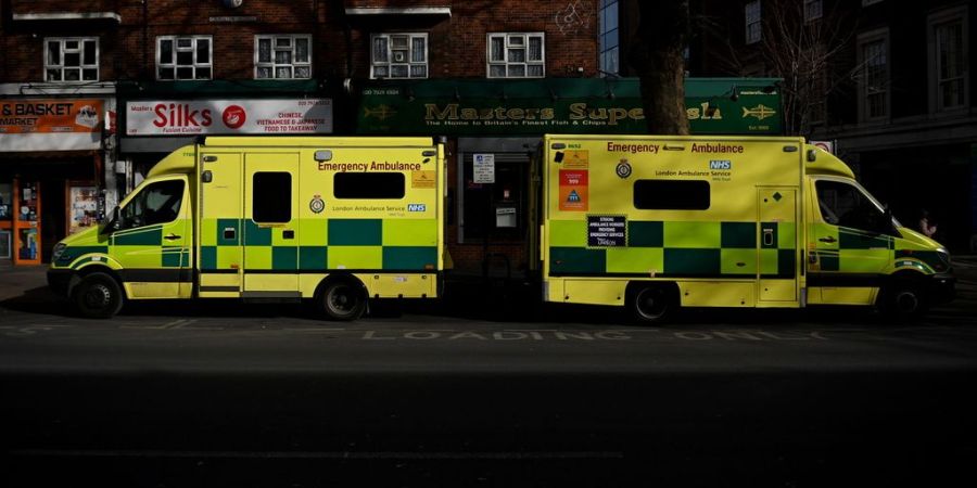 Noch in der Ambulanz bringt eine Britin ihr Kind auf die Welt. (Symbolbild)