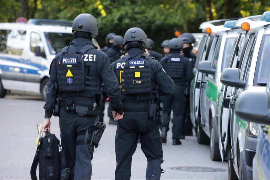 Der Tatverdächtige tötete mutmasslich seinen Vater, verletzte Mutter sowie Tochter und beging Suizid.