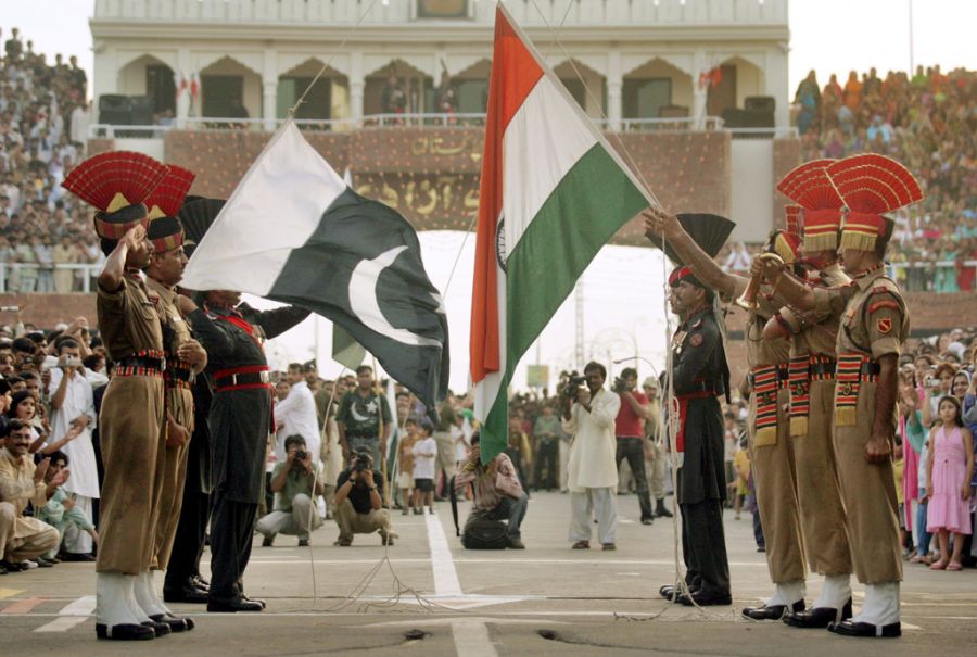 Das runternehmen der Länderflagge wird an der Grenze zwischen Pakistan und Indien jeweils gemeinsam durchgeführt.