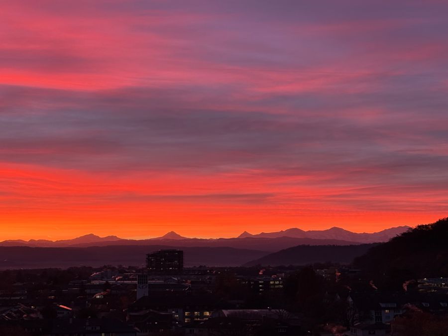 Auch in Wabern BE verfärbte sich der Himmel spektakulär, wie BärnerBär-Leserbilder zeigen.