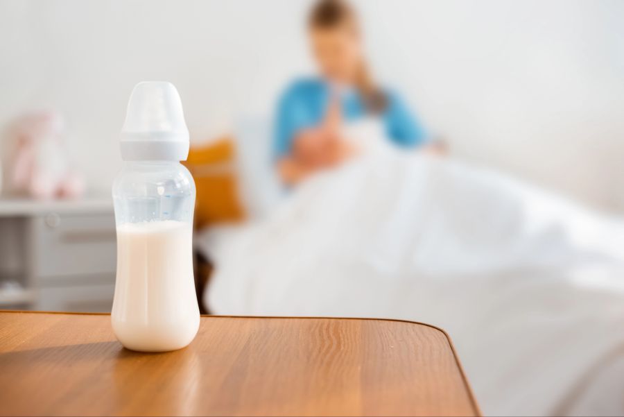 Bett Flasche Milch stillende Mutter