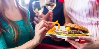 Menschen Restaurant Burger Wein