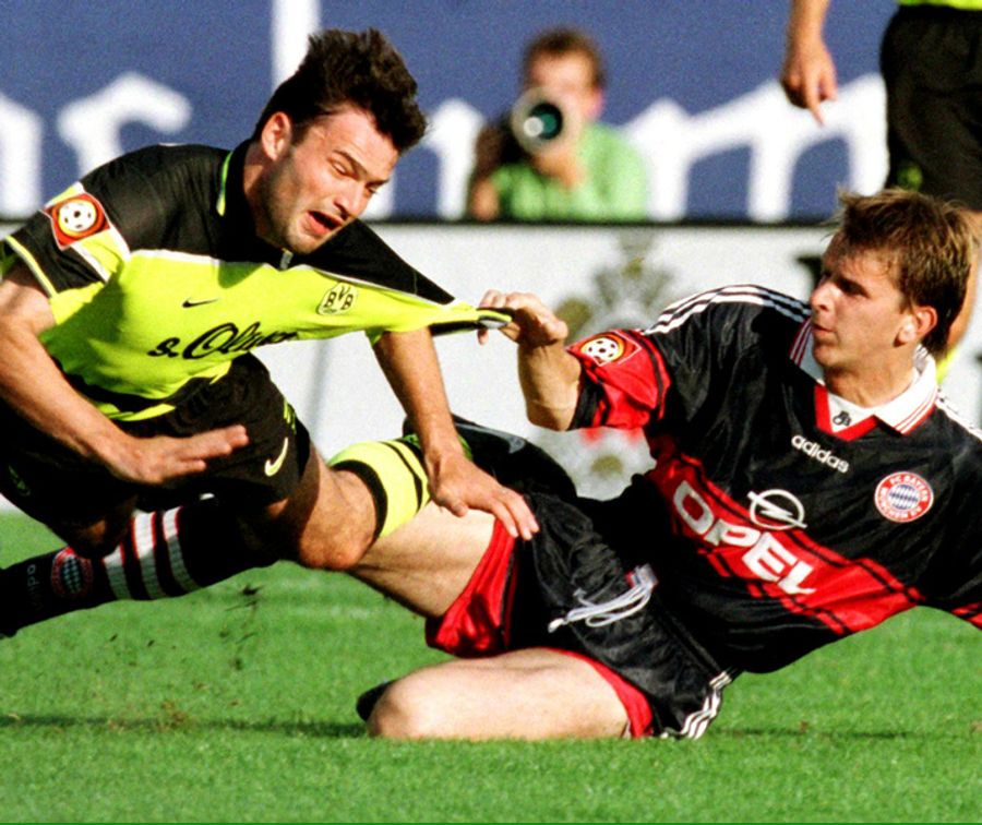 Didi Hamann grätscht für die Bayern BVB-Star Stéphane Chapuisat um.