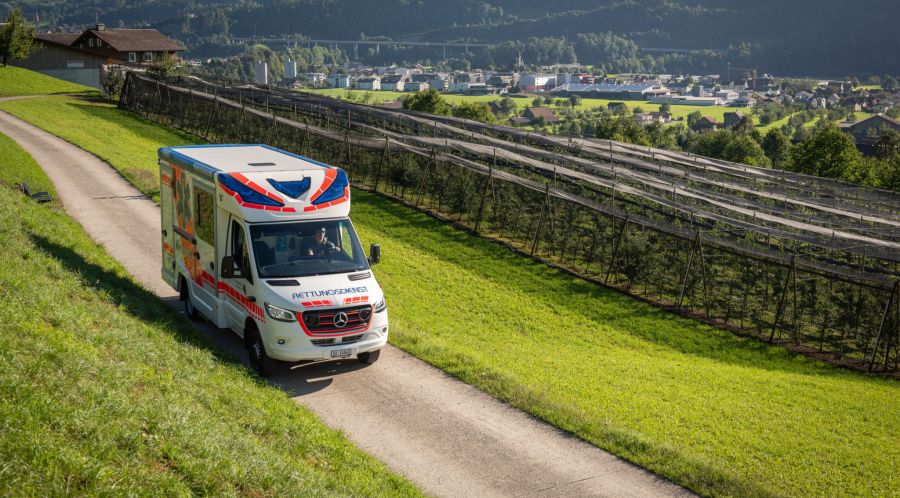 Der schwer verletzte Rettungssanitäter wurde ins Spital gebracht. (Symbolbild)