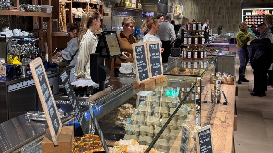 Der neu eröffnete Globus zieht zahlreiche Leute an.