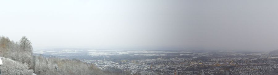 Auch in Bern ist etwas Schnee liegengeblieben. Hier die Sicht vom Gurten auf Bern am 21.11.2025 um 7.30 Uhr.