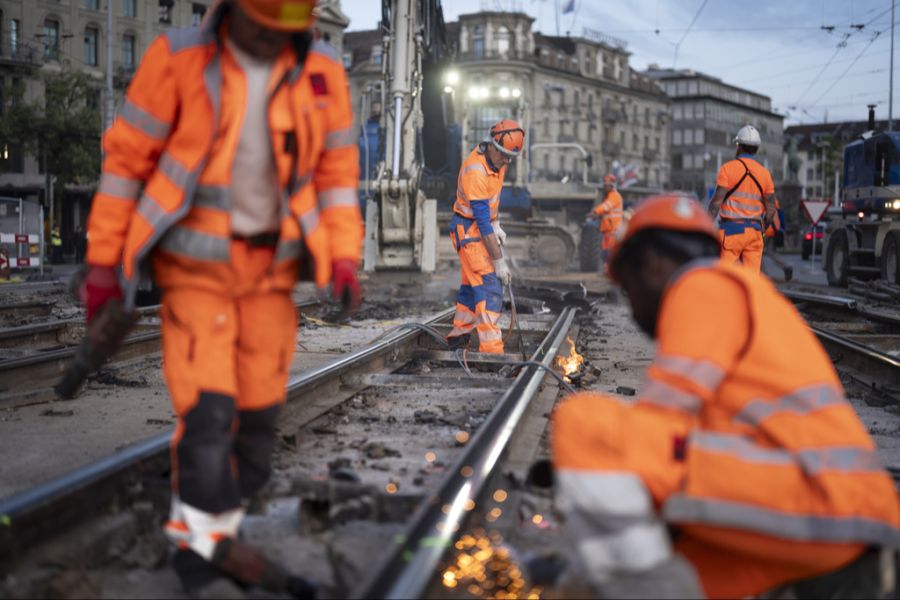 Die Schweiz sei auf ausländische Arbeitskräfte angewiesen. Das gelte für Branchen wie Bau... (Symbolbild)