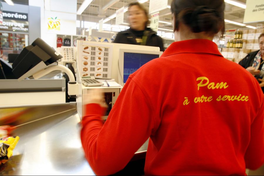 Dabei verstecken Inspektoren unbezahlte Waren im Einkaufswagen.