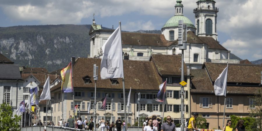 Auf der Kreuzackerbrücke in Solothurn flattern die Fahnen der Solothurner Literaturtage. Bis Sonntag feiert die Stadt an der Aare die Literatur, schweizerische wie internationale - und...