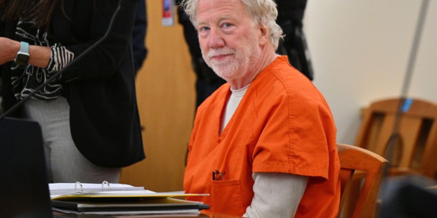 ARCHIV - Regisseur und Schauspieler Timothy Busfield vor einer Anhörung im zweiten Bezirksgericht im Bernalillo County Courthouse. (zu dpa: «US-Schauspieler Busfield wegen Kindesmissb...