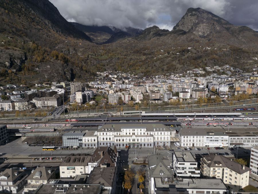 Mit drei verschiedenen Zugtypen fährt die SBB ins Wallis (hier der Bahnhof in Brig).