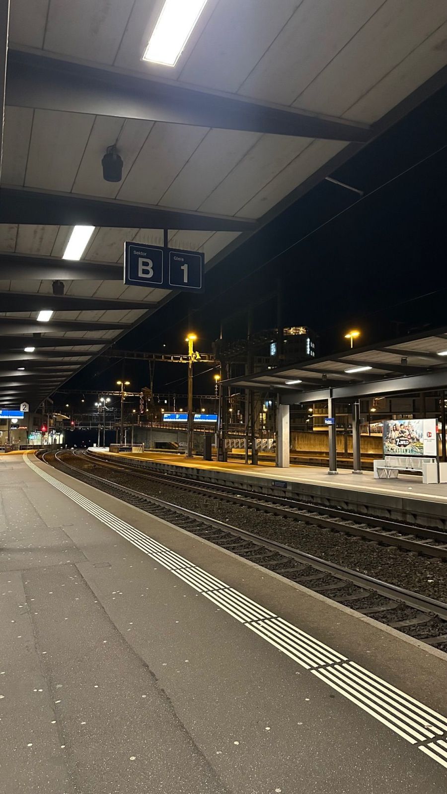 Die Betrügerin quatscht die Praktikantin am Dienstag kurz nach 22 Uhr am Bahnhof Baden an.