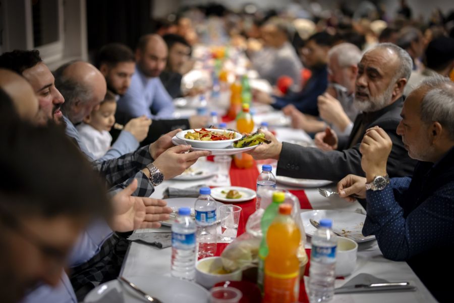 Im Islam ist das Fastenbrechen der abendliche Abschluss eines Fastentages während des Ramadan. Hier 2024 im Zentrum der Schweizerischen Islamischen Gemeinschaft SIG in Regensdorf ZH.