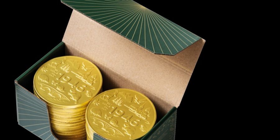 Seit 80 Jahren verkaufen Schulklassen den Schoggitaler. Zu diesem Geburtstag erhalten die Schokoladenmünzen eine neue Prägung.