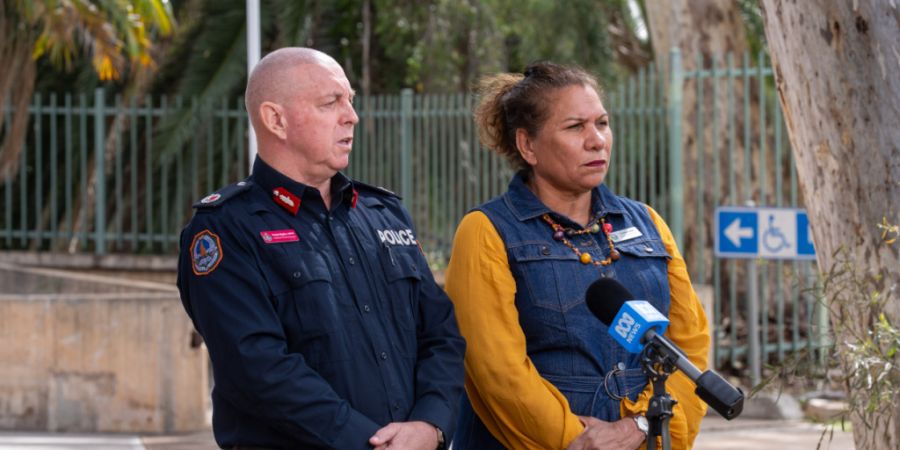 Peter Malley, stellvertretender Kommissar der NT-Polizei, und Leane Liddle, Exekutivdirektorin der Kulturreform, während einer Pressekonferenz mit den Medien vor der Polizeistation von...
